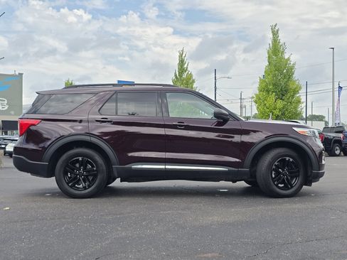 Used 2023 Ford Explorer XLT w/ Equipment Group 202A AWD/4WD image 32