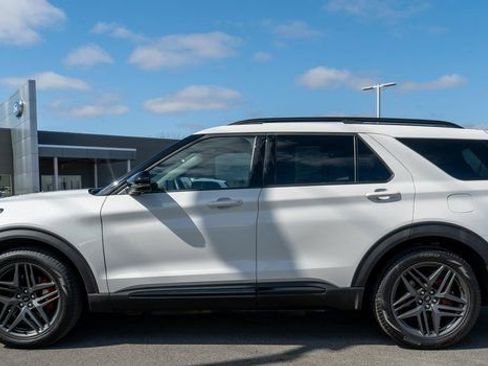 Used 2025 Ford Explorer ST AWD/4WD image 10