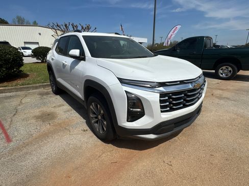 Used 2025 Chevrolet Equinox LT w/ Convenience Package II image 3