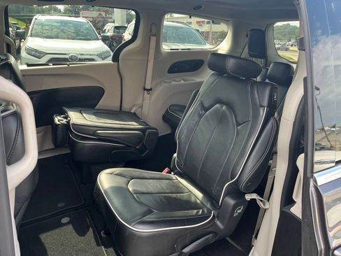Used 2023 Chrysler Pacifica Limited FWD image 22