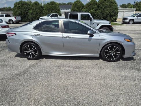 Used 2020 Toyota Camry SE image 3