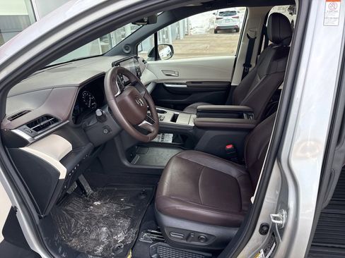 Used 2024 Toyota Sienna Platinum image 2