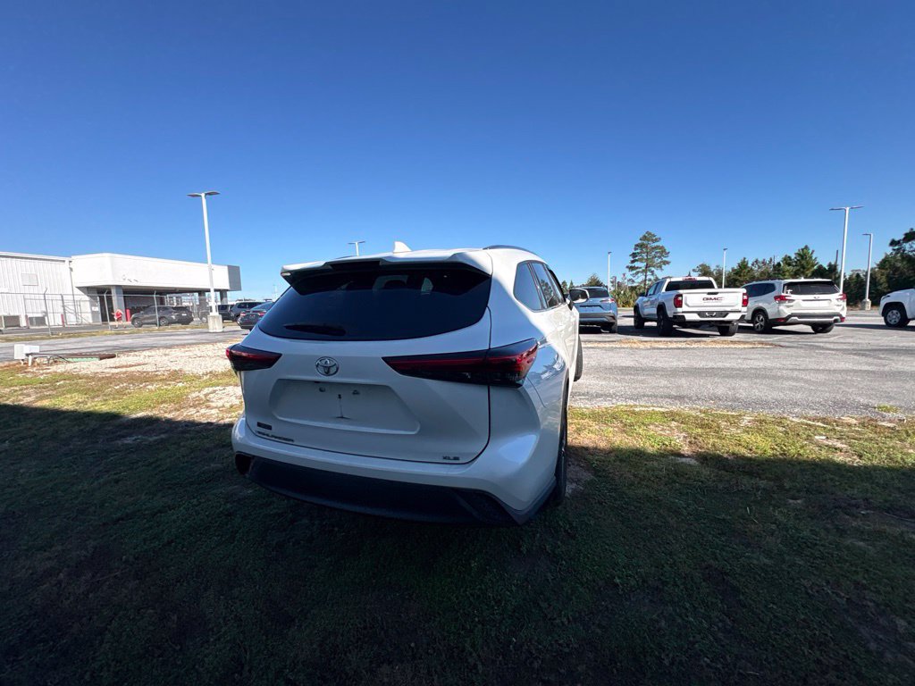 Used 2021 Toyota Highlander XLE FWD image 22