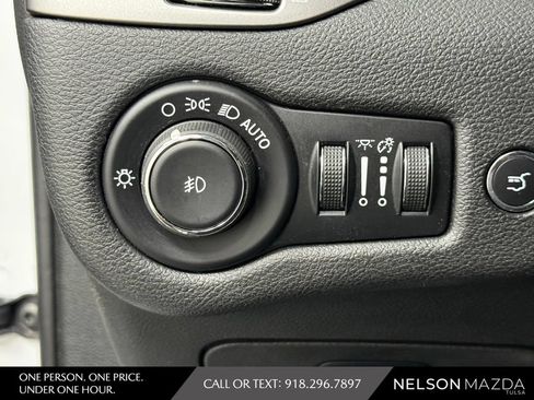 Used 2019 Jeep Cherokee Latitude Plus w/ Comfort/Convenience Group FWD image 21