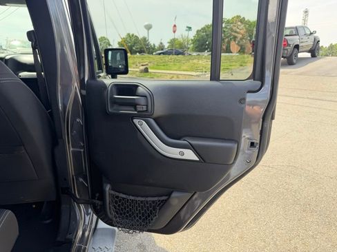 Used 2014 Jeep Wrangler Unlimited Sahara AWD/4WD image 32