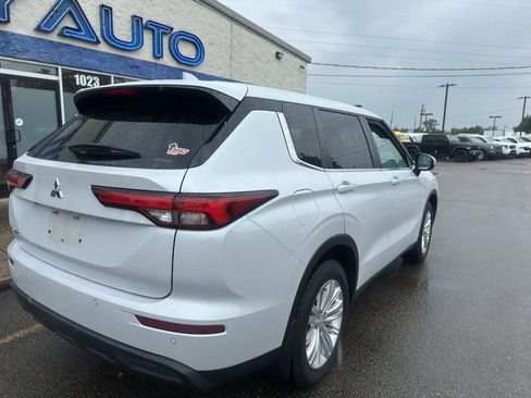 Used 2023 Mitsubishi Outlander ES AWD/4WD image 4