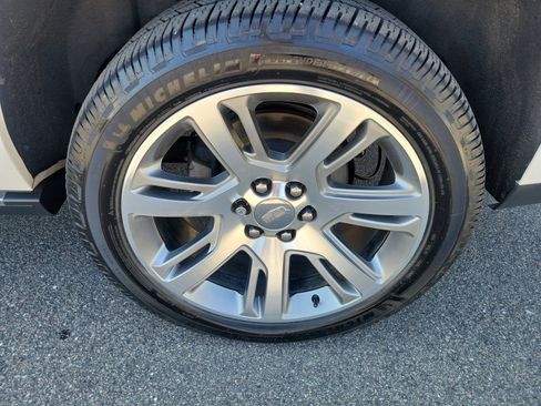 Used 2020 Cadillac Escalade ESV Premium Luxury image 23