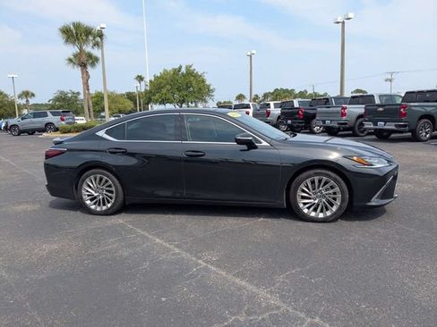 Used 2022 Lexus ES 350 Ultra Luxury w/ Accessory Package 2 FWD image 2