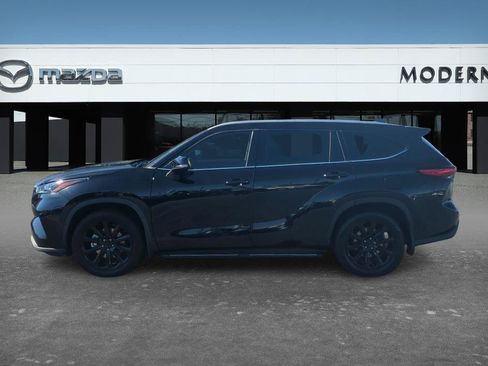 Used 2022 Toyota Highlander XLE AWD/4WD image 2