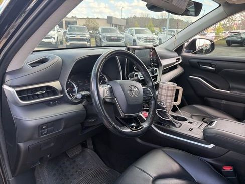 Used 2021 Toyota Highlander XLE image 14