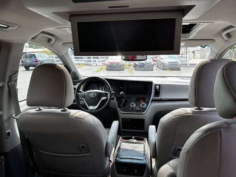 Used 2017 Toyota Sienna XLE Premium FWD image 13