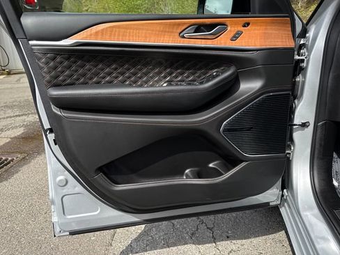 New 2025 Jeep Grand Cherokee L Summit AWD/4WD image 16