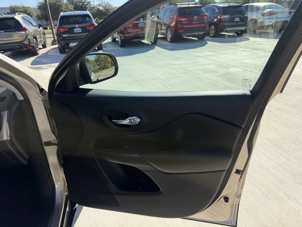 Used 2015 Jeep Cherokee Limited FWD image 26