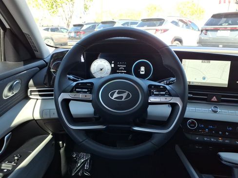 Certified 2025 Hyundai Elantra Limited FWD image 17