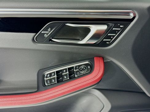 Certified 2025 Porsche Macan AWD/4WD image 11