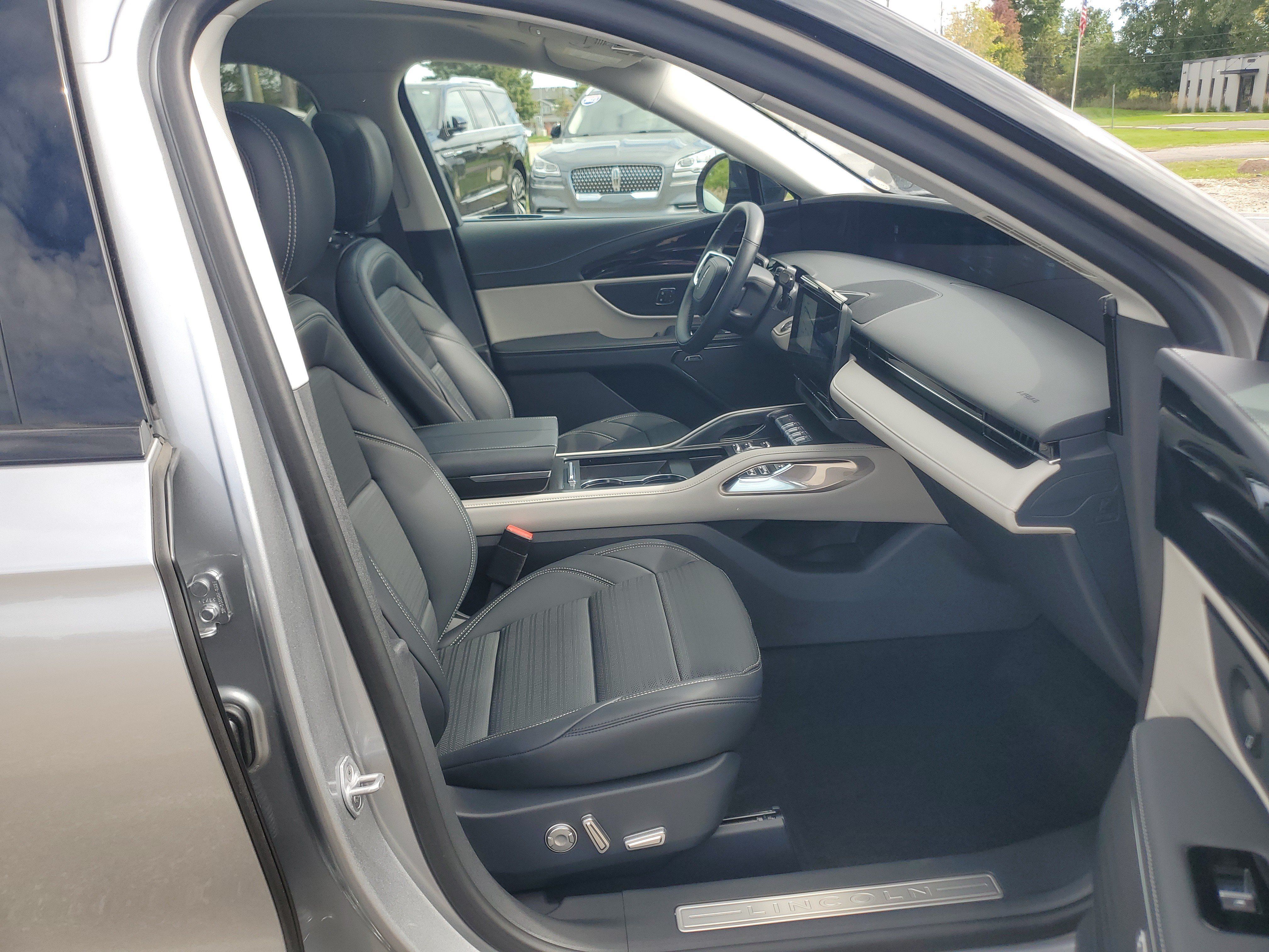 Used 2025 Lincoln Nautilus Reserve AWD/4WD image 9