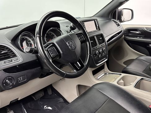 Used 2019 Dodge Grand Caravan SXT image 8