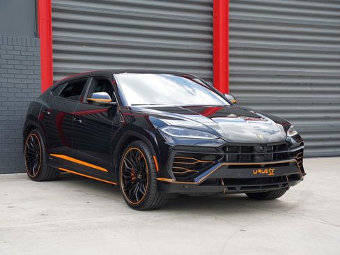 Used 2025 Lamborghini Urus Performante AWD/4WD image 2