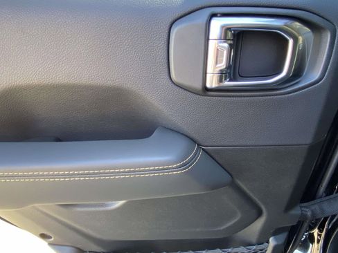 New 2025 Jeep Gladiator High Tide image 15