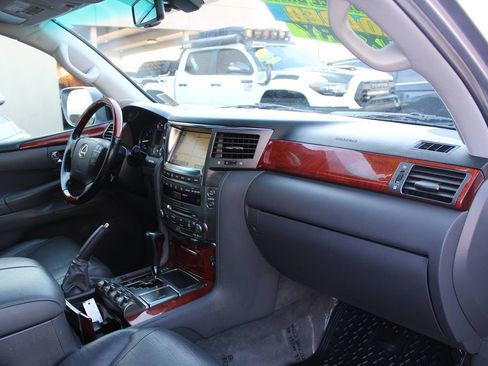 Used 2008 Lexus LX 570 4WD w/ Technology Pkg image 21