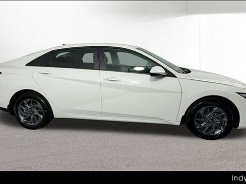 Used 2025 Hyundai Elantra Hybrid FWD image 11