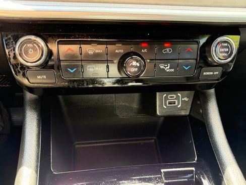 Used 2025 Jeep Compass Limited image 25