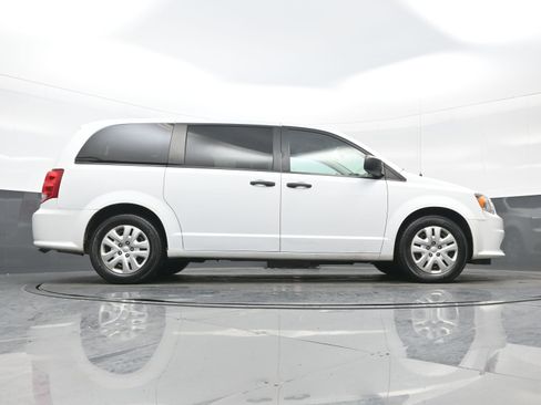 Used 2019 Dodge Grand Caravan SE w/ UConnect Hands-Free Group image 28