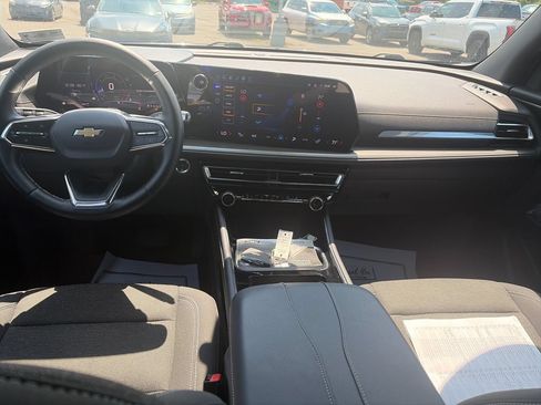 Used 2025 Chevrolet Traverse LT w/ Driver Confidence Package AWD/4WD image 16