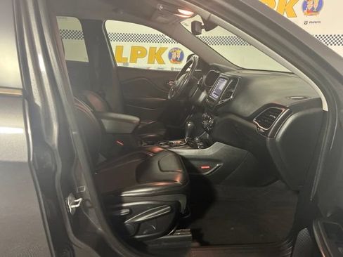Used 2019 Jeep Cherokee Trailhawk w/ Comfort/Convenience Group AWD/4WD image 13