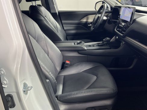 Used 2025 Toyota Grand Highlander AWD image 30
