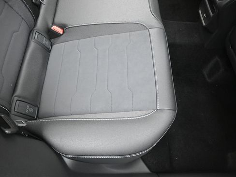 Used 2025 Volkswagen Taos SE w/ Panoramic Sunroof Package image 16