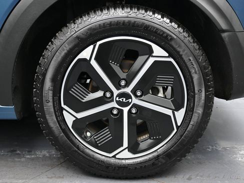 Used 2023 Kia Niro EX image 12