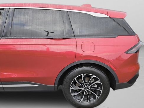 Used 2024 Lincoln Nautilus Premier image 27