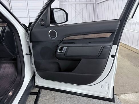 Used 2020 Land Rover Discovery HSE image 41