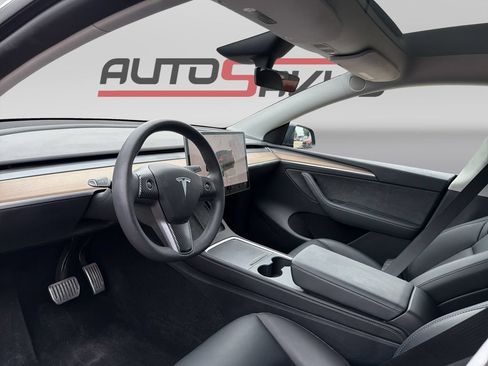 Used 2024 Tesla Model Y 2WD image 10