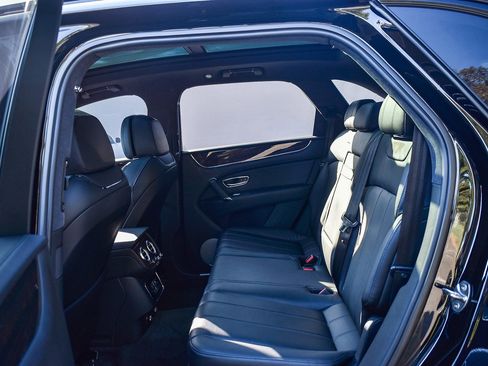 Used 2019 Bentley Bentayga image 18