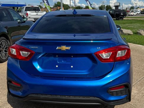 Used 2017 Chevrolet Cruze LT w/ Convenience Package FWD image 5