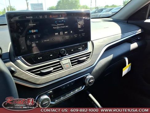 Used 2025 Nissan Altima 2.5 SL FWD image 34