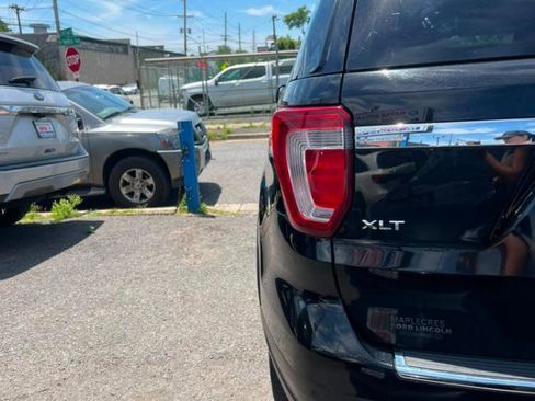 Used 2018 Ford Explorer XLT w/ Equipment Group 202A AWD/4WD image 8