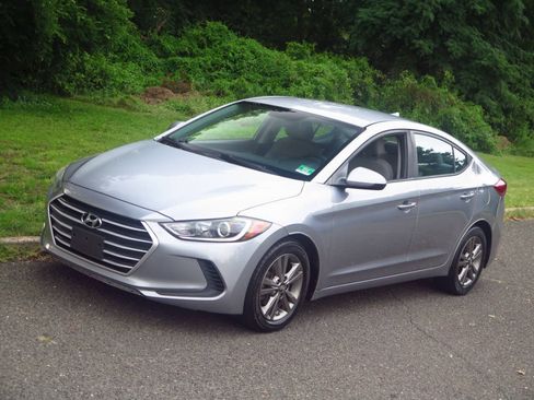 Used 2017 Hyundai Elantra SE FWD image 19