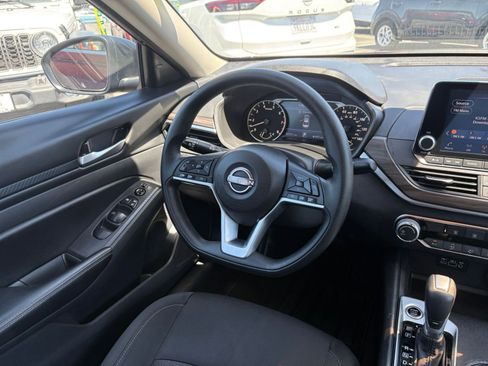 Used 2025 Nissan Altima 2.5 SV image 35