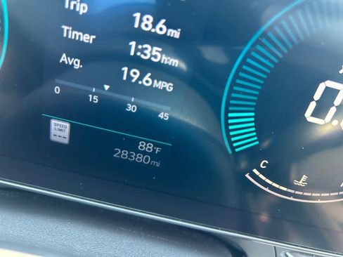 Used 2025 Hyundai Kona SEL FWD image 8