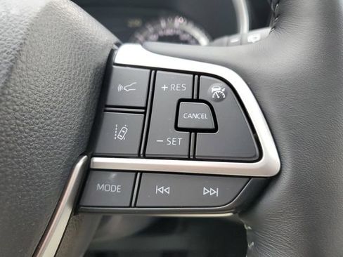 Used 2025 Toyota Highlander XLE image 12