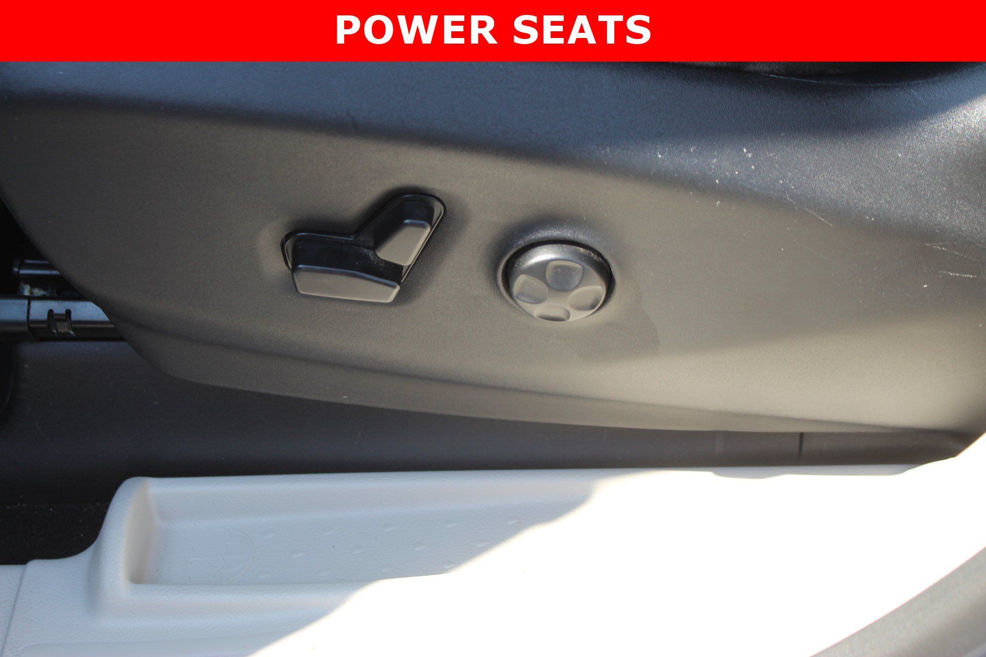 Used 2019 Chrysler Pacifica Touring Plus w/ Tire & Wheel Group FWD image 12