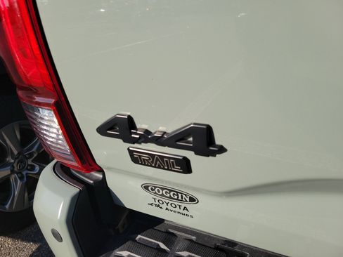 Used 2022 Toyota Tacoma SR5 w/ Trail Edition image 21