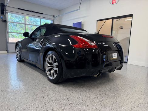 Used 2010 Nissan 370Z Touring RWD image 5