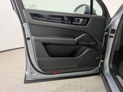 Certified 2023 Porsche Cayenne Platinum Edition AWD/4WD image 13