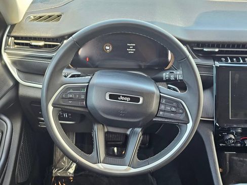 Used 2024 Jeep Grand Cherokee Laredo AWD/4WD image 19