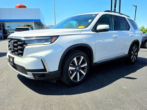 Used 2025 Honda Pilot Touring image 2
