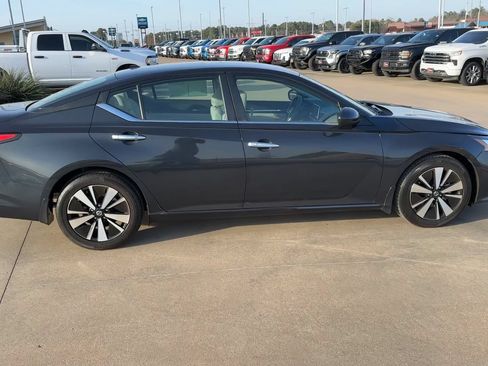 Used 2022 Nissan Altima 2.5 SV FWD image 2